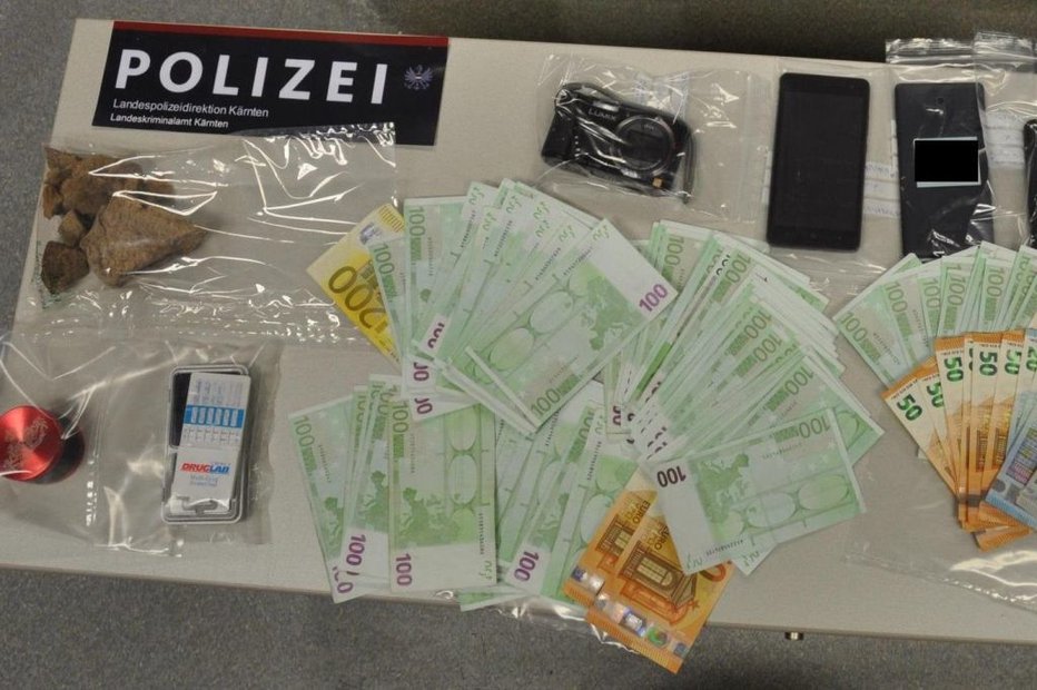 Fotografija: Slovencema so decembra lani zaplenili nekaj mamil in denarja. FOTO: Polizei.gv.at