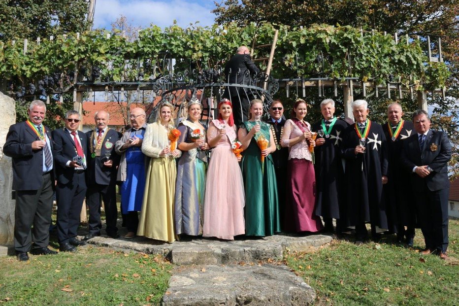 Fotografija: Trgatve so se poleg drugih gostov udeležili vitezi slovenskega in evropskega viteškega reda ter mnoge društvene vinske kraljice. FOTOGRAFIJE: Ludvik Kramberger
