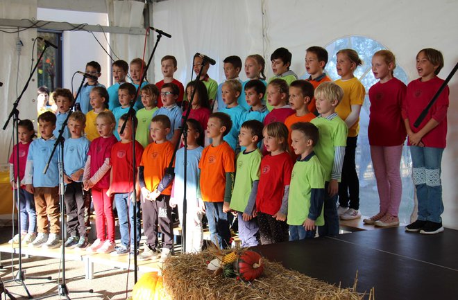 Otroci s podružnice so zapeli šolsko himno.