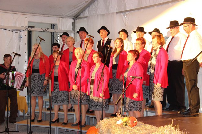 Pevke in pevci mešanega pevskega zbora Društva upokojencev Podgorje skupaj pojejo pet let.