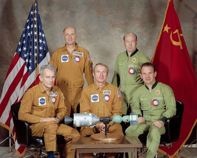 Leonov, stoji desno, je bil član posadke Apollo-Sojuz. FOTO: Wikipedia
