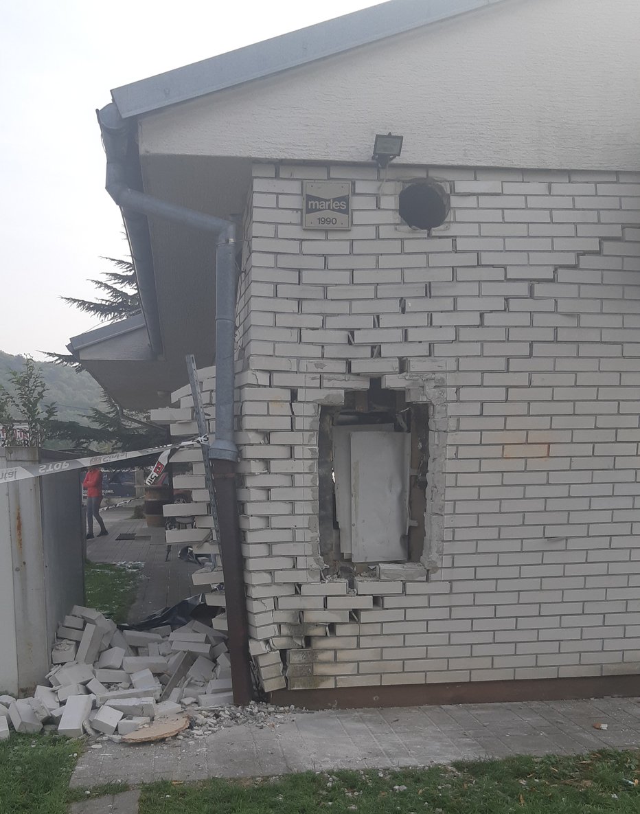 Fotografija: Eksplozija je uničila stavbo. FOTO: Marko, bralec poročevalec