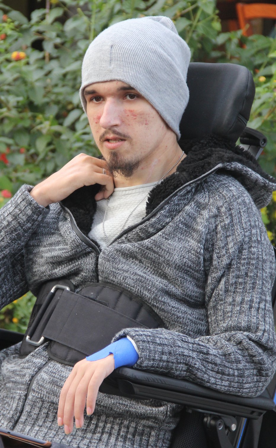Fotografija: Priklenjen je na invalidski voziček.