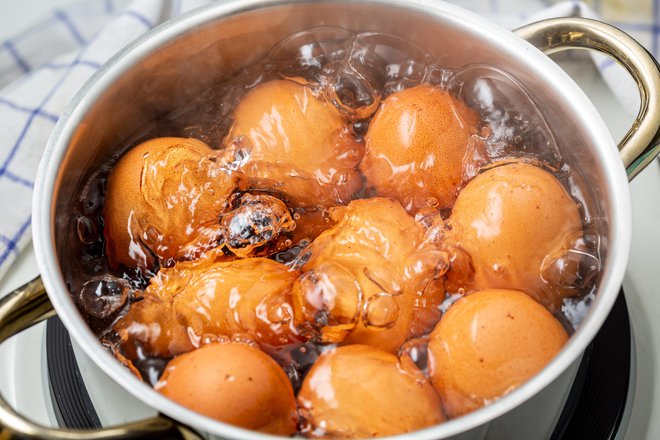 Jajca lahko začnemo kuhati v hladni vodi ali pa jih previdno denemo v vrelo. FOTO: Guliver/Getty Images