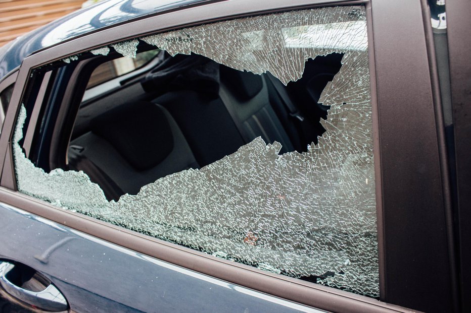 Fotografija: Gasilci GRC Novo mesto so rešili otroka tako, da so razbili steklo na vratih avtomobila (fotografija je simbolična). FOTO: Getty Images