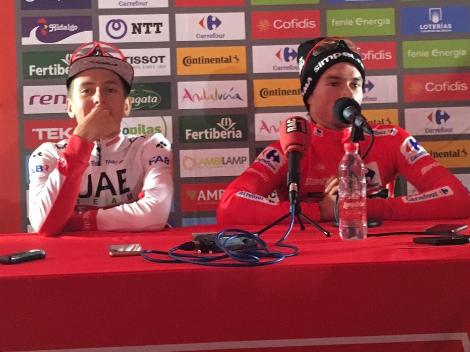 Fotografija: Tadej Pogačar (levo) in Primož Roglič sta na letošnji Vuelti osvojila belo, rdečo in zeleno majico, bosta na Touru 2020 lovila rumeno? FOTO: Miha Hočevar
