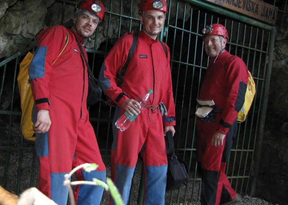 Fotografija: Trije Čukovi pred vhodom v Kostanjeviško jamo: Matjaž, Gregor in Brane. FOTO: Klub Jamarjev Kostanjevica na Krki