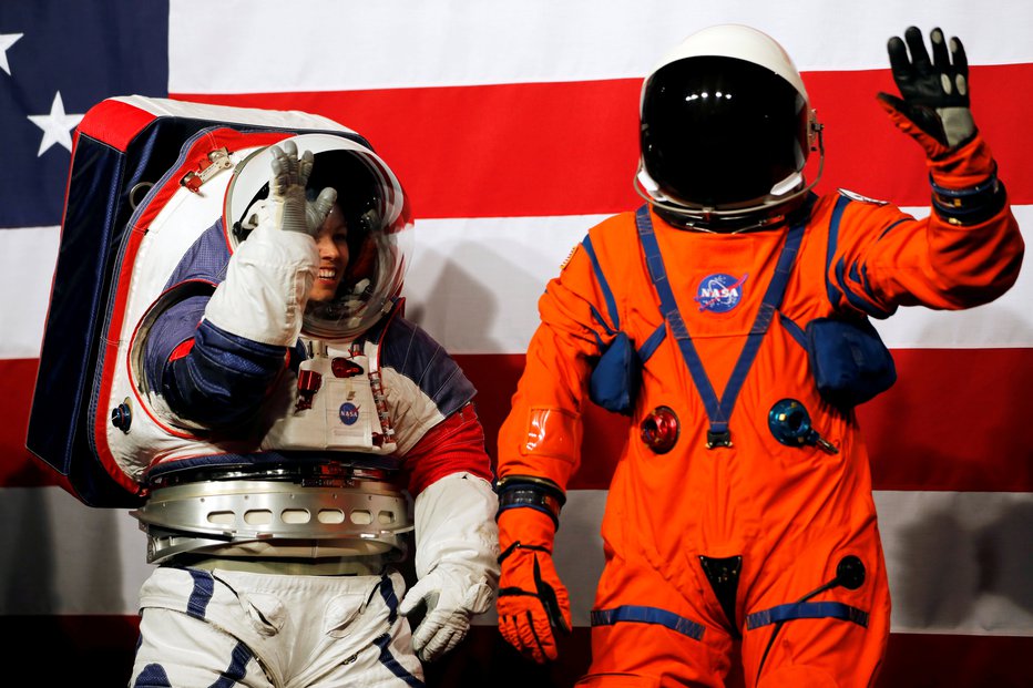 Fotografija: Bela obleka je za sprehod po Luni, oranžno bodo nosili na ladji. FOTO: Reuters