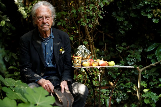 Peter Handke pozira na svojem vrtu v Parizu ob razglasitvi letošnje Nobelove nagrade za literaturo. FOTO: Christian Hartmann, Reuters
