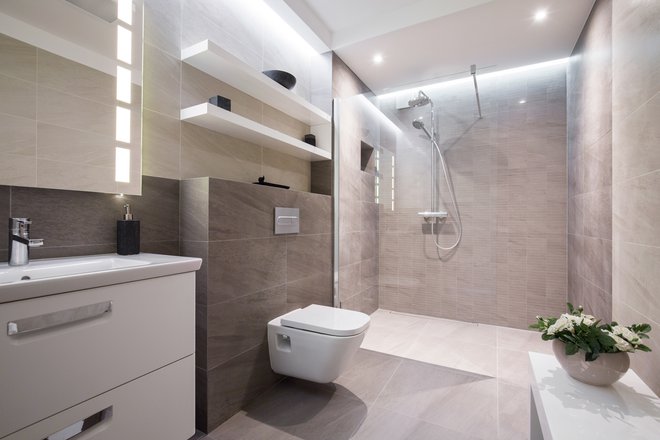 Primer kopalnice za starejše in gibalno ovirane z dovolj prostora okoli WC-školjke in ravnim prehodom v tuš prostor. FOTOGRAFIJE: Guliver/Getty Images