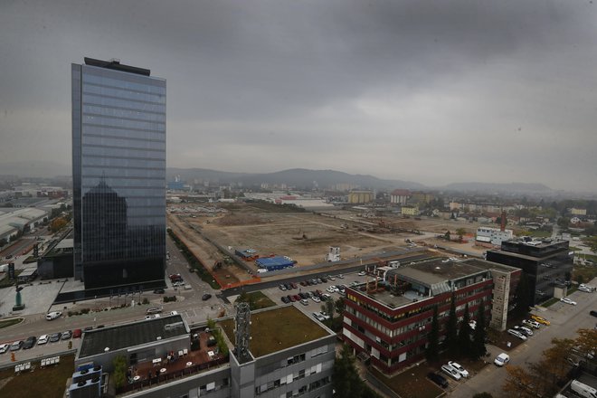 Zemljišče v BTC, kjer bodo gradili trgovino Ikea. FOTO: Leon Vidic, Delo