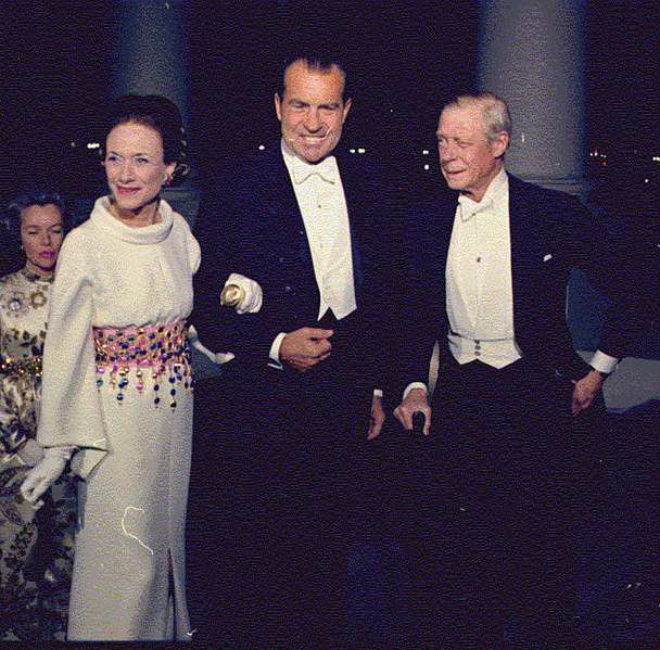 Edward se je zaradi ljubezni do ločene Američanke Wallis Simpson odrekel prestolu. Na fotografiji par z nekdanjim ameriškim predsednikom Richardom Nixonom. FOTO: Wikimedia Commons