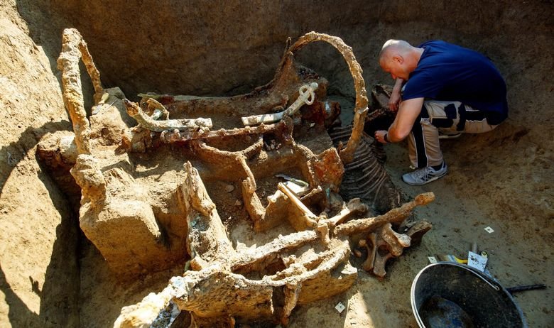 Fotografija: V grobnici so odkrili vprego, konjski okostji in posmrtne ostanke pokojnikov, preostalo so verjetno že izropali. FOTO: Cropix
