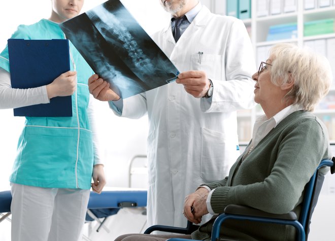 Med bolniki z osteoporozo je kar 80 odstotkov žensk. FOTORAFIJE: Guliver/Getty Images