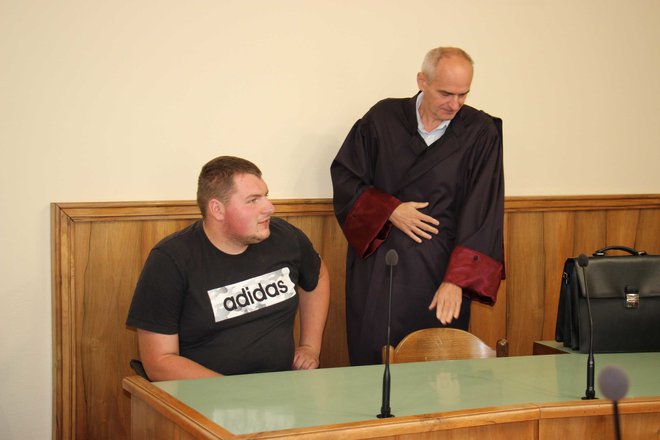 Matic Zgonc, ob njem odvetnik Milan Vajda, je priznal požig. FOTO: Tanja Jakše Gazvoda