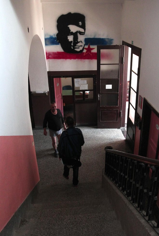 V domu večinoma živijo delavci iz nekdanjih republik Jugoslavije. FOTO: Dejan Javornik