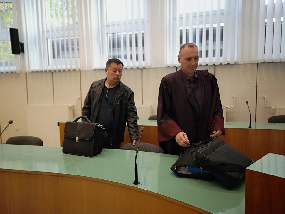 Fotografija: Branko Mrkun se ponosno zagovarja zaradi ugrabitve, ob njem njegov zagovornik Matej Sršen. FOTO: Mojca Marot