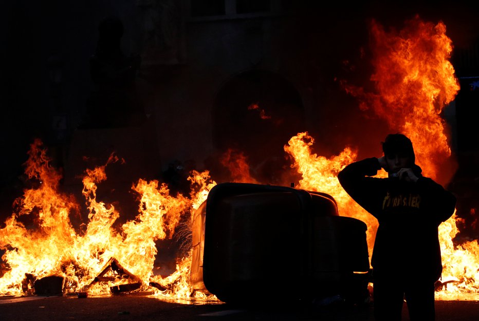 Fotografija: Protesti v Barceloni. FOTO: Albert Gea, Reuters