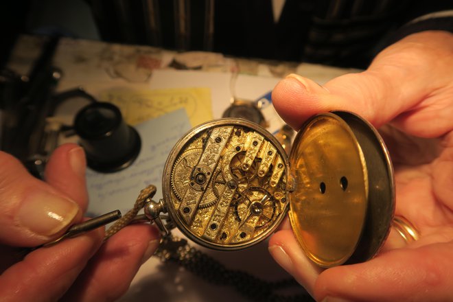 Žepna ura s ključkom za navijanje, na katero je najbolj ponosna. FOTO: Janez Petkovšek
