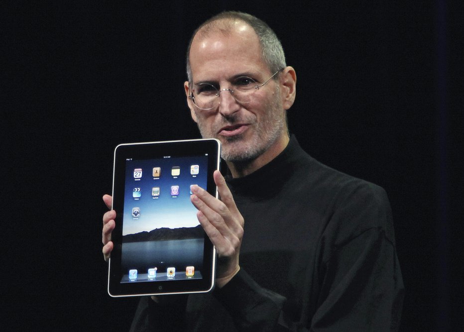 Fotografija: Zdaj že pokojni šef Appla Steve Jobs je januarja 2010 po skoraj desetih letih zanikovanja predstavil tablico ipad. FOTO: Reuters