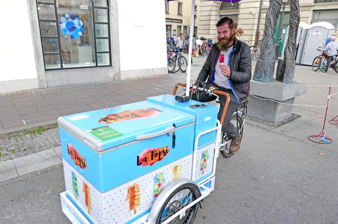 Žiga Hrovat je ponudil sladolede La Popsi. FOTOgrafije: Primož Hieng