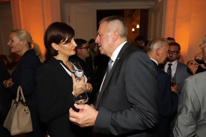 Vesna Györkös Žnidar z ministrom ministrom Zdravkom Počivalškom. FOTO: Mediaspeed.net