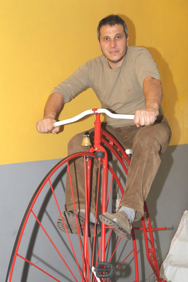 Karl Artnak na starinskem kolesu, ki ga je izdelal sam. Foto: osebni arhiv
