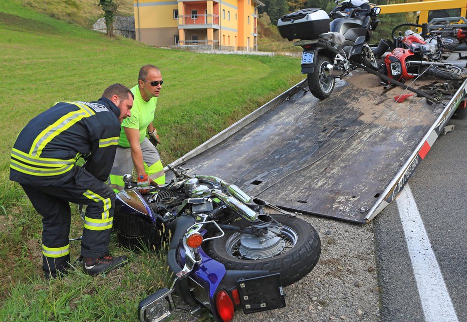Fotografija: V prometni nesreči v Stranicah sta umrla dva motorista, v ospredju modra yamaha, na kateri se je vozil Zdravko Korošec. FOTO: Tadej Regent