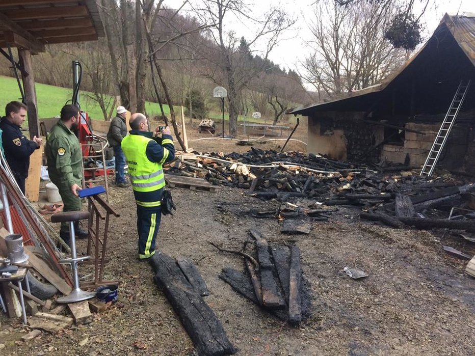Fotografija: Gasilci so bili januarja letos povsem nemočni, skoraj v celoti lesena hiša Juršetovih je gorela kot bakla. FOTO: Pgd Šmarje Pri JelŠah