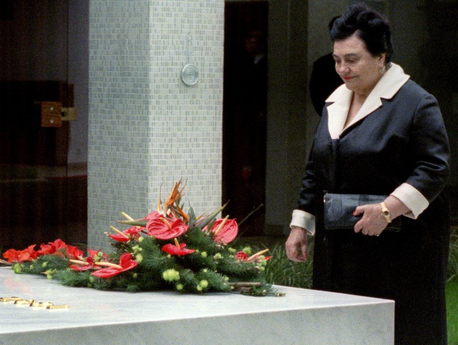 Fotografija: Vdova Jovanka Broz v Hiši cvetja, kjer je Tito pokopan. FOTO: Reuters