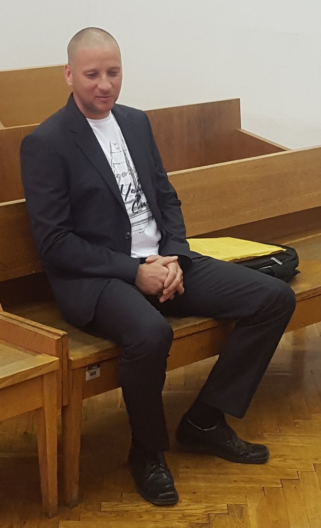 Aleksander Žlender je po razglasitvi 15-letne sodbe spraševal, ali mora takoj v zapor. Mu bo sploh treba za rešetke? FOTO: Aleš Andlovič