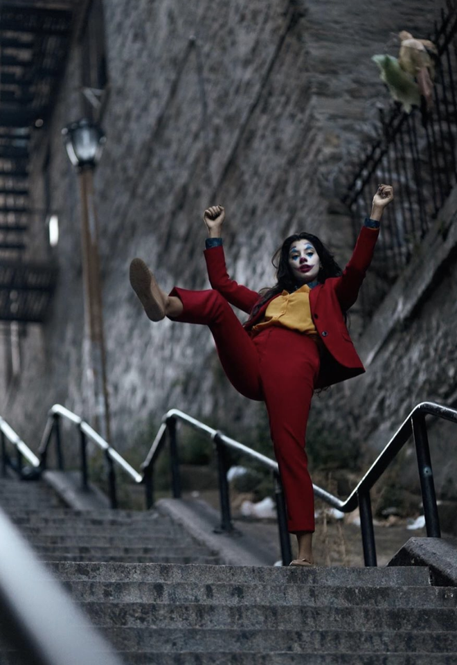 Oboževalcev filma, ki se fotografirajo na Jokerjevih stopnicah, je vse več.
