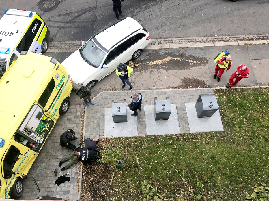 Fotografija: Ukradeno reševalno vozilo, s katerim je napadalec zapeljal v več ljudi. FOTO: Reuters