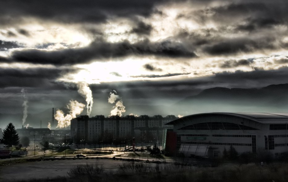 Fotografija: Jutro nad Celjem, v ozadju industrijsko območje. FOTO: Brane Piano