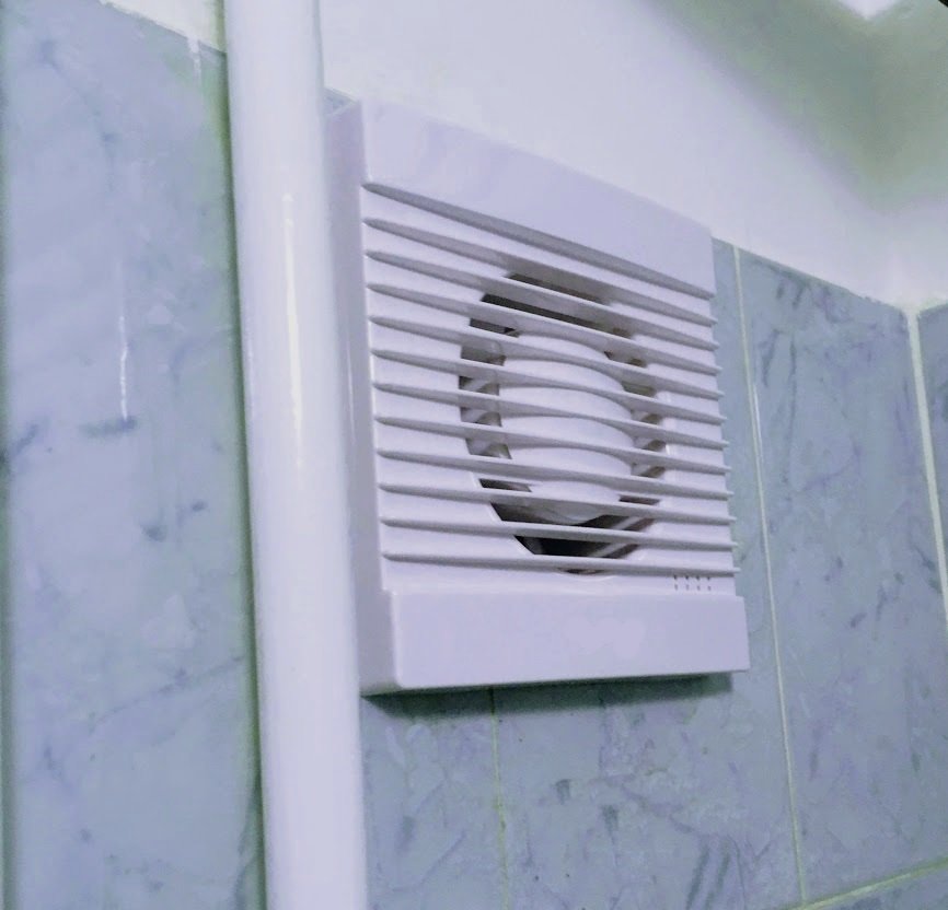 Fotografija: Enostavni stenski ventilator z nepremičnimi režami zadostuje za prezračevanje manjše kopalnice.