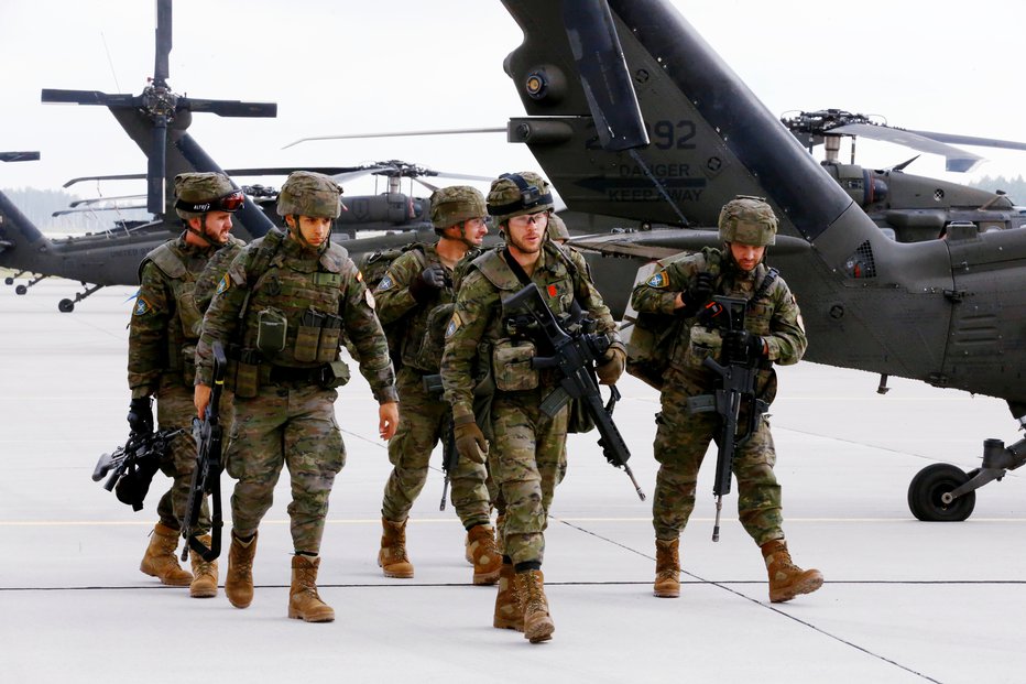 Fotografija: Španski vojaki in ameriški helikopterji se pripravljajo za akcijo. FOTO: Reuters