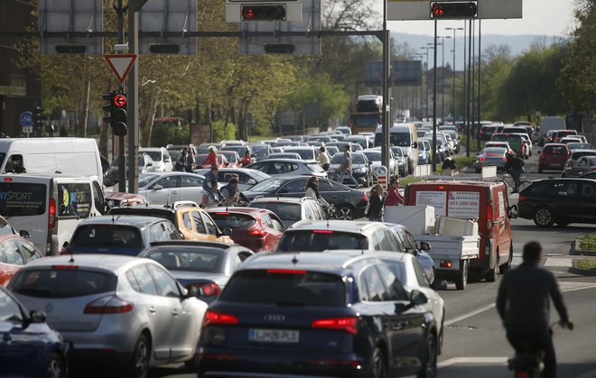 V Ljubljani bo ta konec tedna promet močno oviran. FOTO: Blaž Samec, Delo