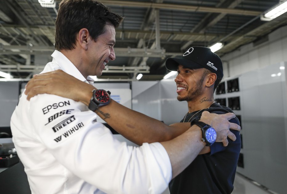 Fotografija: Lewis Hamilton s šefom ekipe Totom Wolffom FOTO: Daimler AG