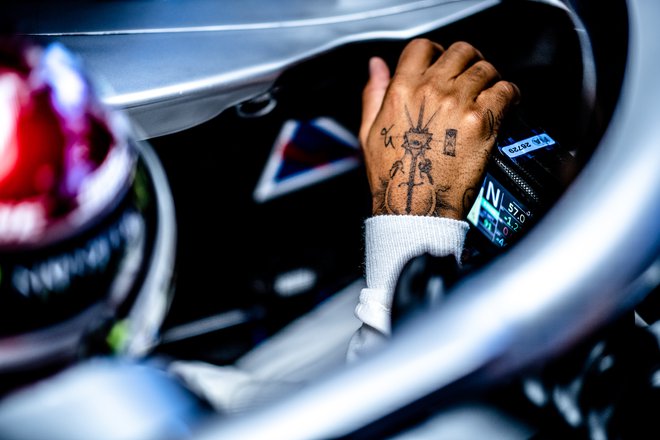 »V resnici je najbolje, da ostaneš tak, kot si,« pravi Lewis Hamilton. FOTO: Monster