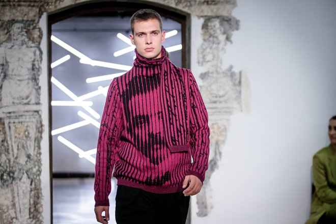 Sebastjan Jenko se je že večkrat sprehodil za znamko Dolce & Gabbana, tokrat pa je blestel v Draževem motivu Ivana Cankarja.