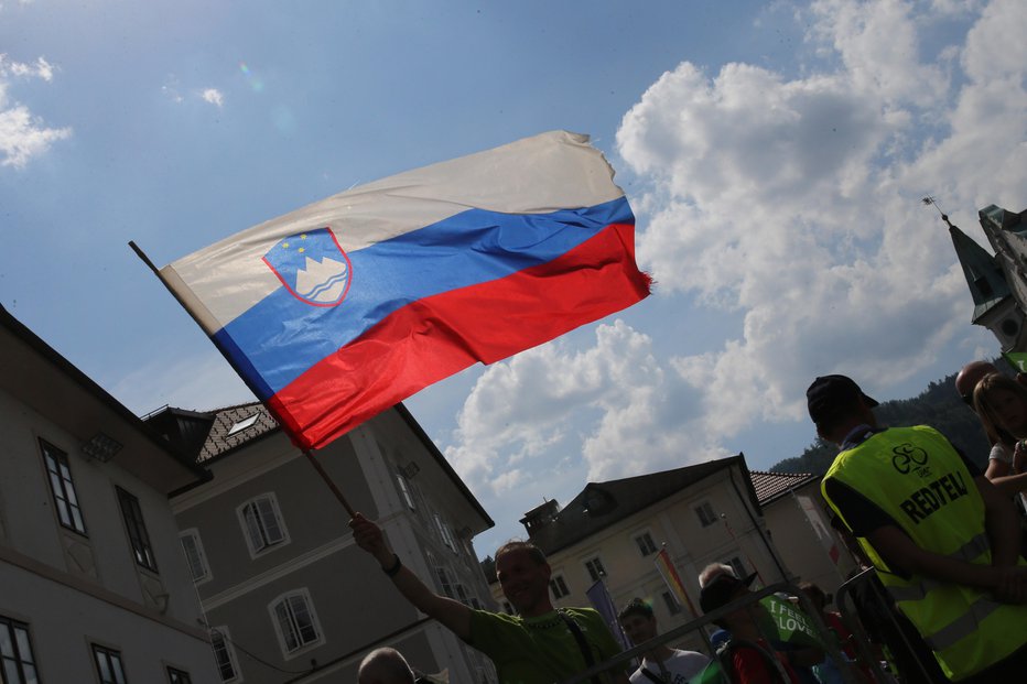 Fotografija: Slovenska zastava. FOTO: Tomi Lombar, Delo
