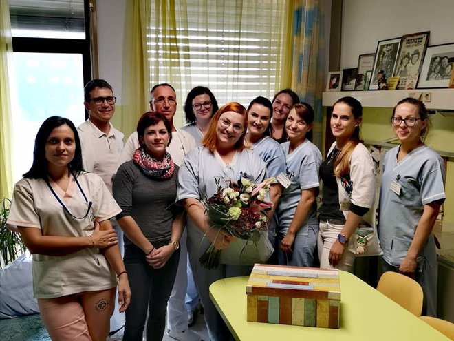 Klara na svoj zadnji delovni dan med sodelavci v celjski bolnišnici. FOTO: facebook