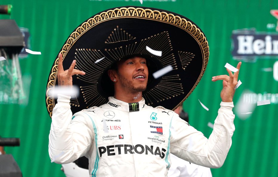 Fotografija: Lewis Hamilton je v Mehiki slavil s sombrerom. FOTO: Reuters