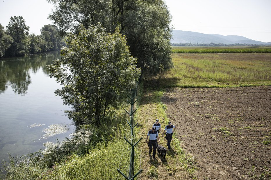 Fotografija: Patrulje slovenskih policistov na reki Kolpi, Podzemelj, avgust 2019. FOTO: Voranc Vogel, Delo