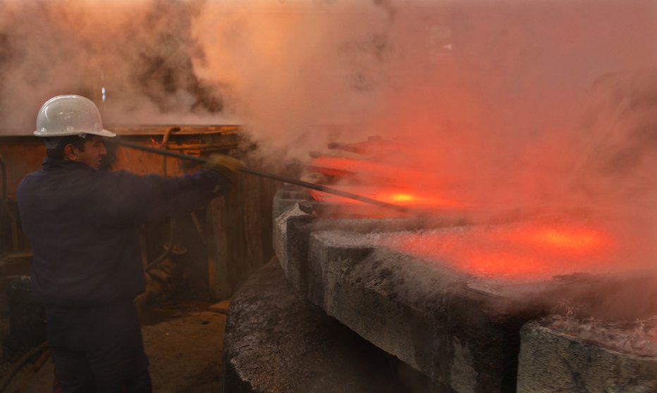 Fotografija: Topljenje bakrove rude v topilnici bakra v Boru
(levo)