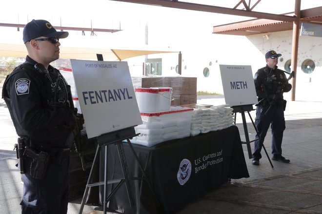 Paketi s praškom fentanila, ki so jih zasegli na ameriško-mehiški meji pri mestu Nogales v Arizoni.