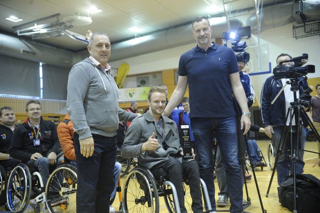 Rado Trifunović (v družbi predsednika ZŠIS-PK Damijana Lazarja) je velik podpornik košarkarjev na vozičkih. Foto: Drago Perko