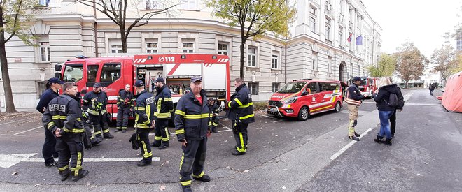 Gasilci so trkali na vrata, tudi tistim, ki niso hoteli iz svojih stanovanj. FOTO: Aleš Andlovič