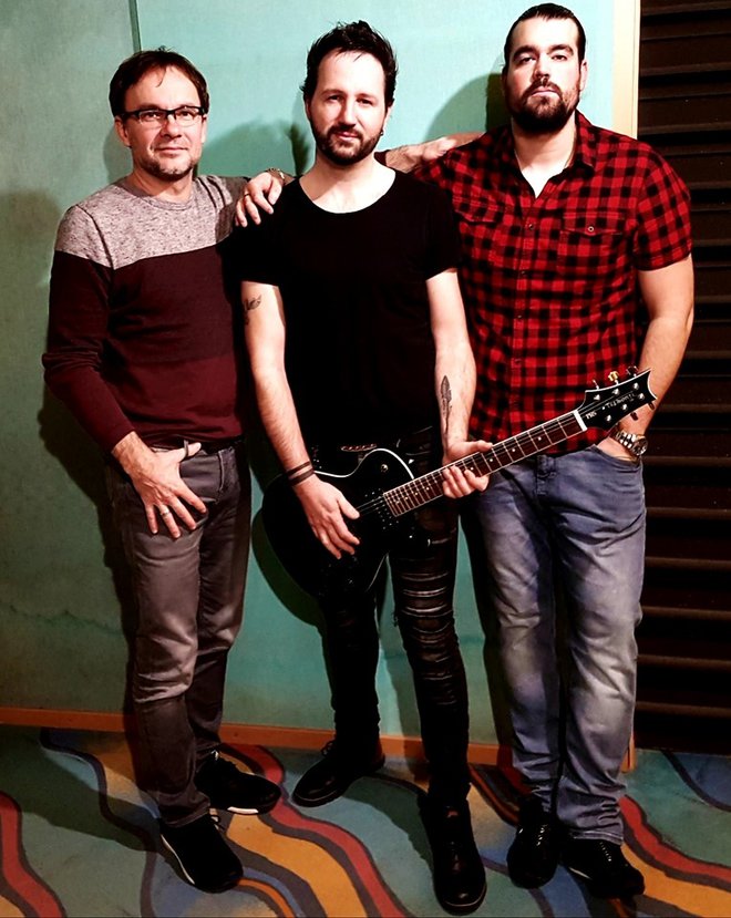 Avtorja skladbe Pogreška sta (z leve) Aleš Zibelnik in Rusko Richie, Robert Ficker pa je pesem odpel na Darfestu. FOTO: OSEBNI ARHIV