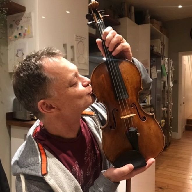 Fotografija: Violina je doma, je tvitnil glasbenik.